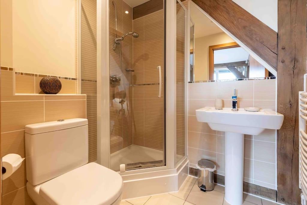 Otters Holt Villa Somerford Keynes Exterior photo