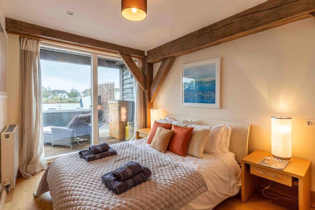 Otters Holt Villa Somerford Keynes Exterior photo