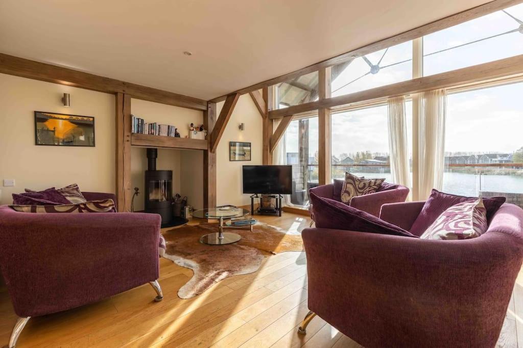 Otters Holt Villa Somerford Keynes Exterior photo